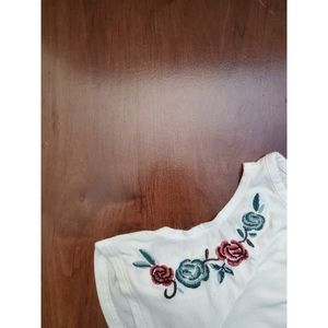 White cold shoulder tee w/ floral detail